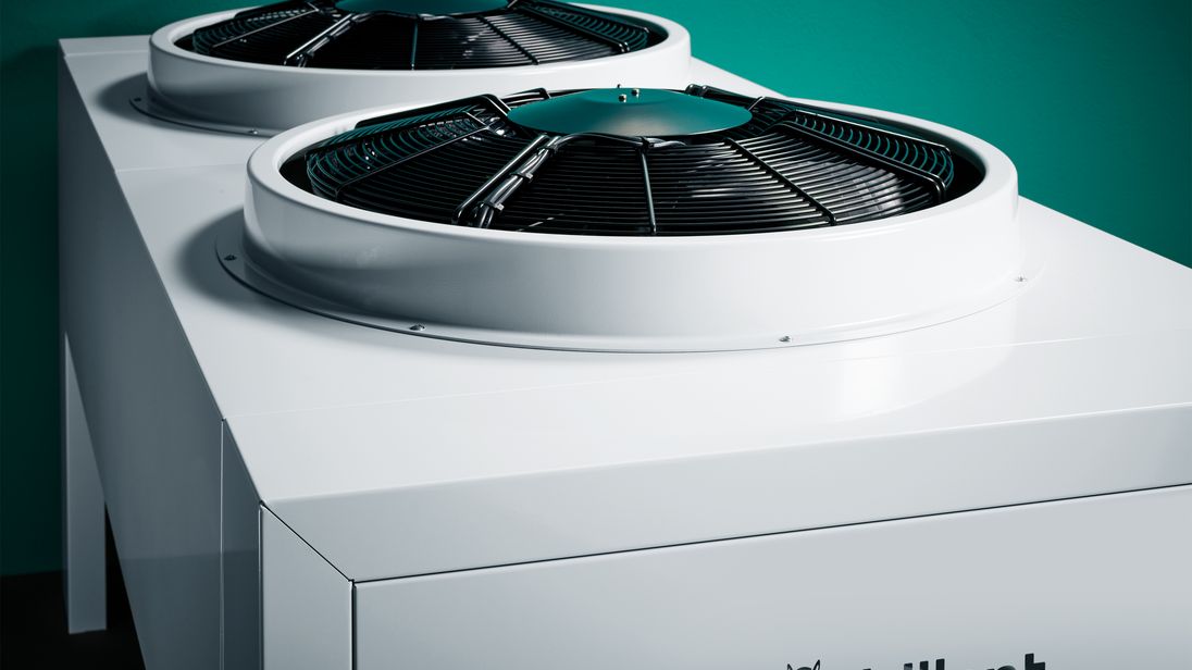 Eine Wärmepumpe der Marke Vaillant vor grünem Hintergrund.